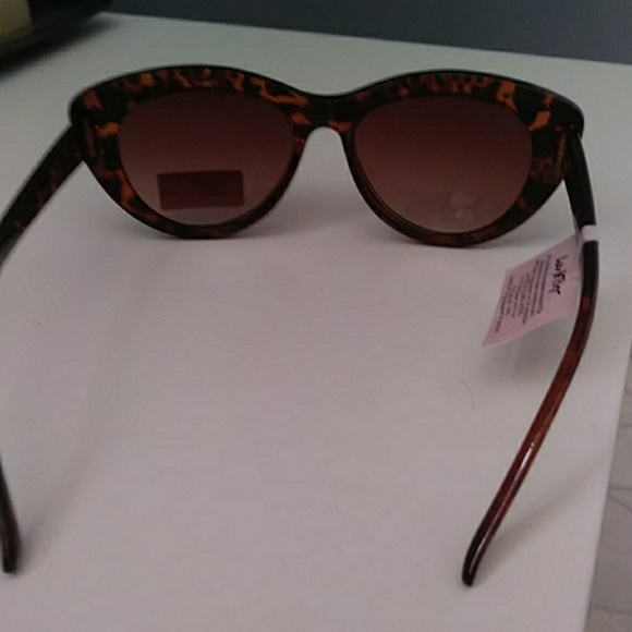 ❎SOLD❎NWT💋Betsey Johnson Sunglasses. - Picture 3 of 6